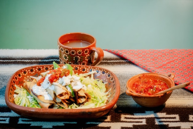 Flautas mexicanas con salsa cremosa de aguacate y lechuga y agua fresca