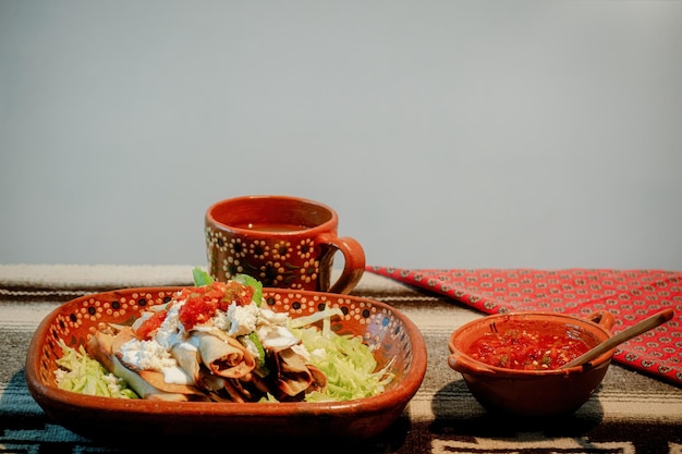 Flautas mexicanas con salsa cremosa de aguacate y lechuga y agua fresca