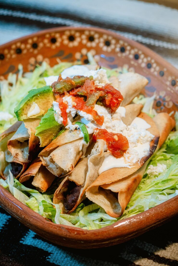 Foto flautas mexicanos com molho de creme de alface e abacate e água fresca