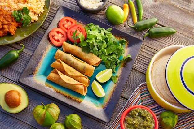 Flautas mexicanos rolaram tacos com salsa