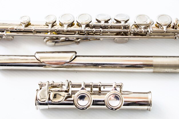 Las flautas sobre fondo blanco