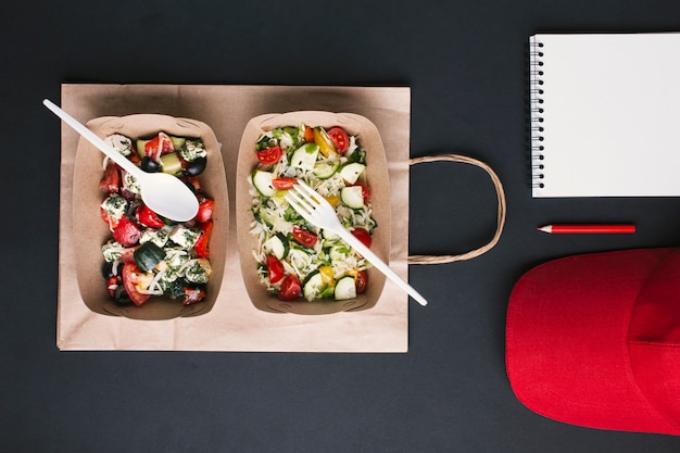 Foto flay lat arranjo com saladas em saco de papel