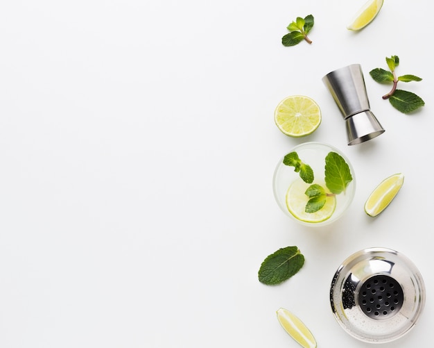 Flay Lay von Cocktail Essentials mit Limette und Kopierraum