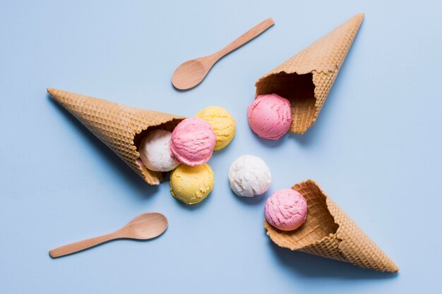 Foto flay pone delicioso helado en cono