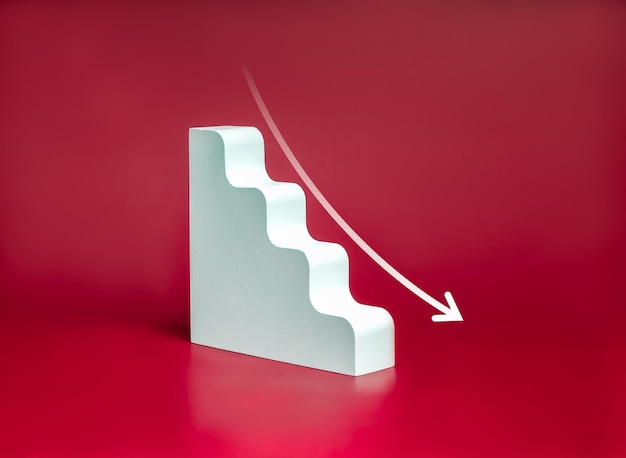 Flecha hacia abajo en blanco escalera geométrica disminución gráfico de negocios hacia abajo paso diagrama financiero en fondo rojo crisis financiera bancarrota pérdida de inversión recesión económica conceptos de riesgo de ventas