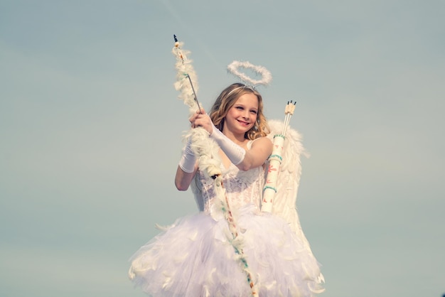 Flecha de amor Retrato de una niña cupido Lindo cupido adolescente en el fondo del cielo de nubes Inocencio G