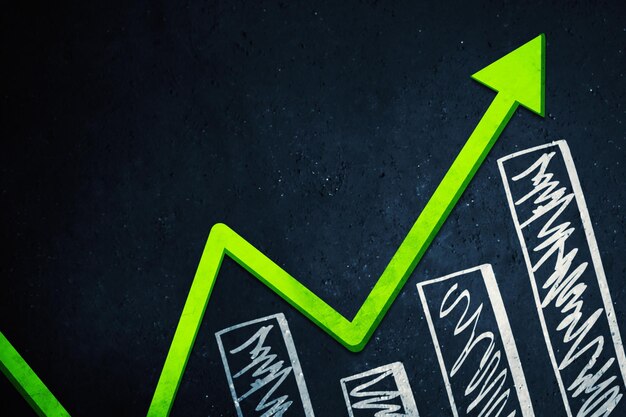 Flecha hacia arriba y gráfico de crecimiento en pizarra