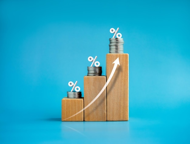 Flecha ascendente brillante en bloques de cubos de madera con icono de porcentaje en el gráfico de barras apiladas de monedas pasos de gráfico inversión beneficio beneficio ingresos banca crecimiento empresarial conceptos de mejora económica