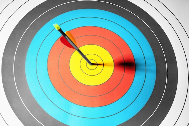 Flecha en el centro del objetivo para tiro con arco, primer plano