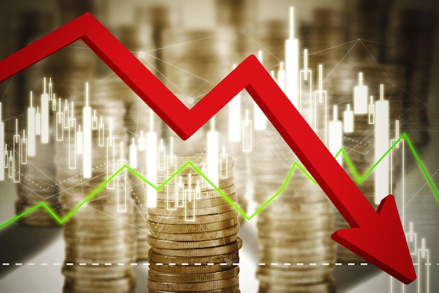 Flecha decreciente y gráfico de velas con monedas de oro