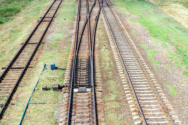 Flecha de ferrocarril. Interruptor de desvío del camino. Cruce ferroviario frente a la estación. Conexión de transporte.