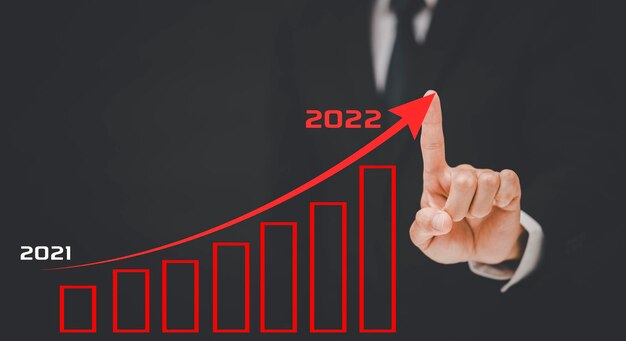 Flecha de gráfico de datos de crecimiento empresarial con diagrama de presupuesto 2022, gráfico de flecha señalador de empresario crecimiento futuro corporativo año 2021 a 2022, desarrollo para el éxito y la motivación.