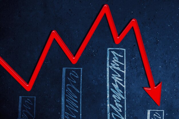 Flecha roja decreciente y gráfico en la pizarra