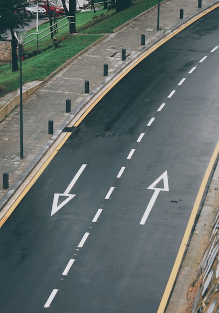 flecha señal de tráfico en la carretera