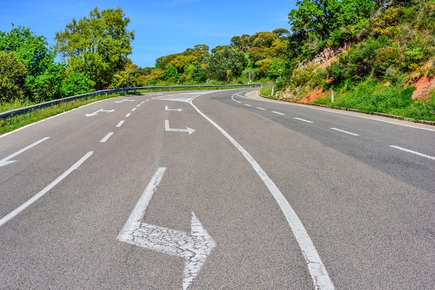 Flechas en un camino rural en Italia