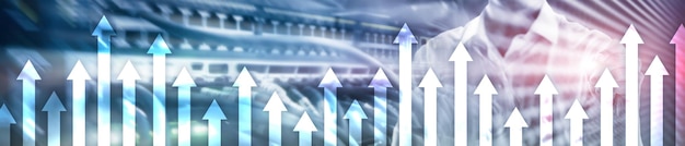 Flechas de crecimiento financiero sobre fondo borroso Concepto de comercio de inversión empresarial Banner de encabezado del sitio web