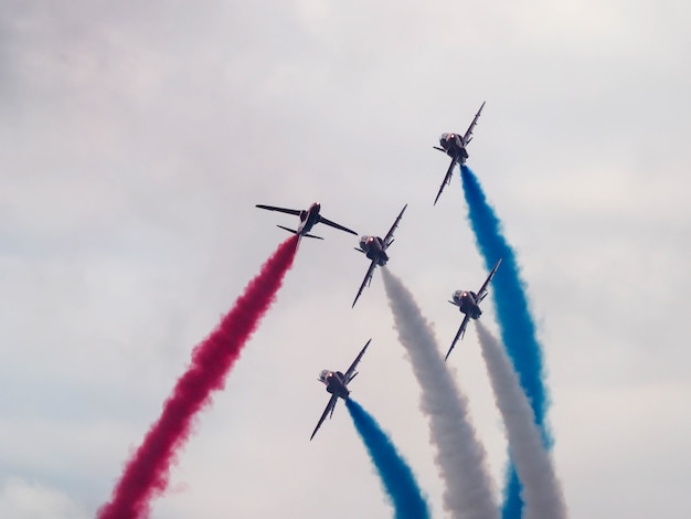 Las flechas rojas muestran el 50 aniversario del equipo en el aeropuerto de Biggin Hill