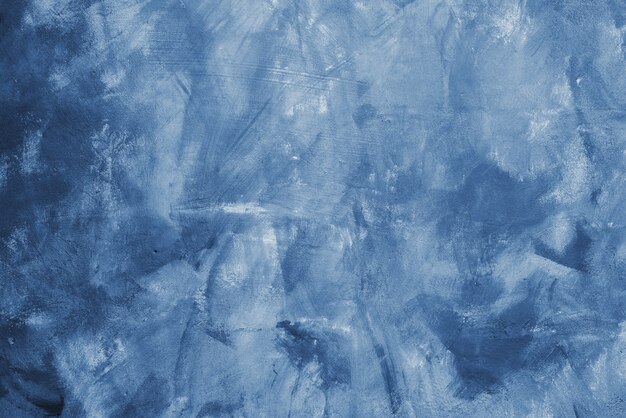 Flecken von klassischer blauer Farbe an der Wand. Konkrete Designerwand auf klassischer blauer Farbe
