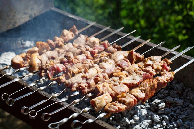 Fleisch am Feuer kochen.