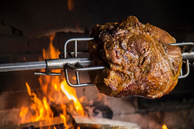 Fleisch am Spieß im Ofen Gegrilltes Schweinefleisch in offener Flamme