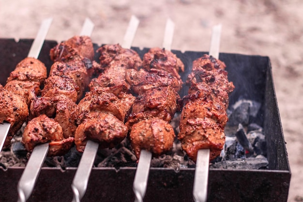 Fleisch am Spieß wird auf heißen Kohlen gegart