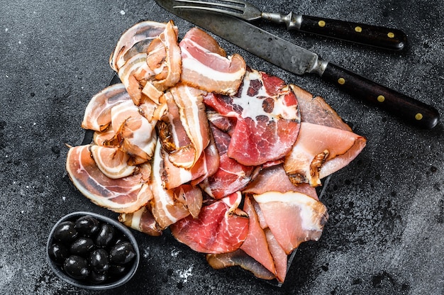 Fleisch-Antipasti-Platte mit verschiedenen Fleischsorten