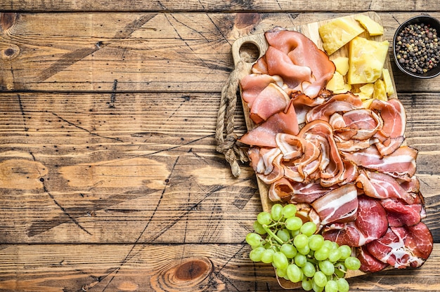 Fleisch-Antipasti-Platte mit verschiedenen Fleischsorten