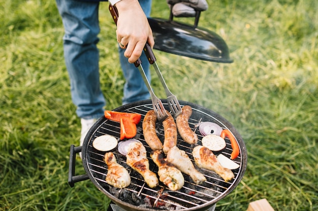 Fleisch auf dem Grill in der Natur