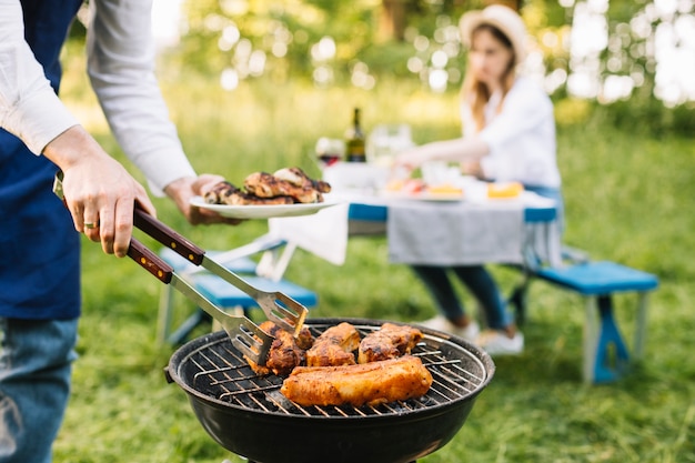 Fleisch auf dem Grill in der Natur