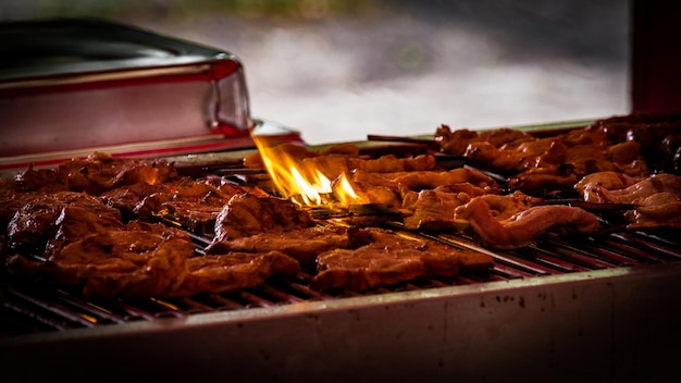 Fleisch auf dem Grill kochen
