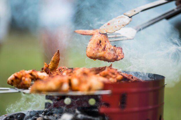 Foto fleisch auf dem grill wird gekocht