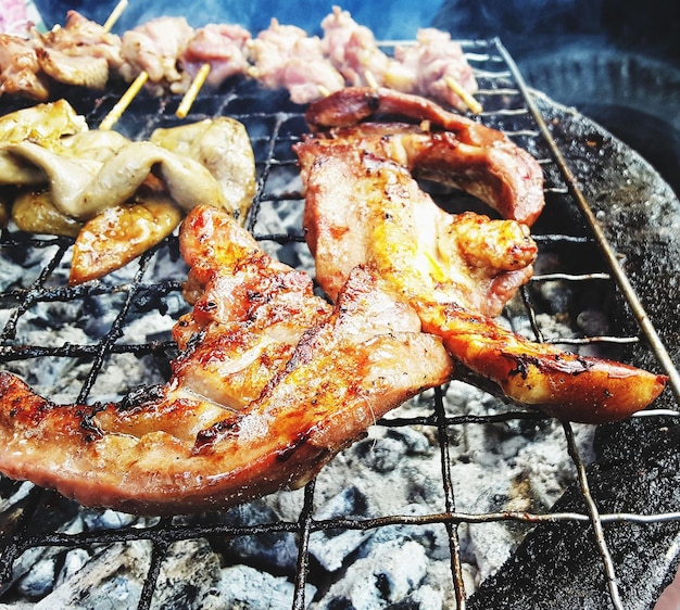 Foto fleisch auf dem grill