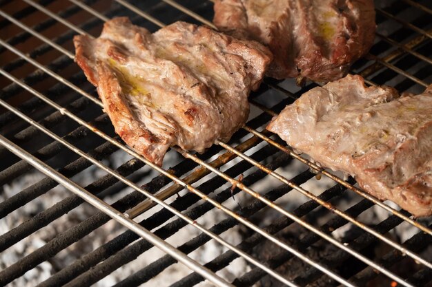 Foto fleisch auf dem grill