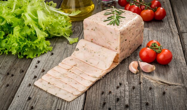 Fleisch auf einer Holzoberfläche schneiden