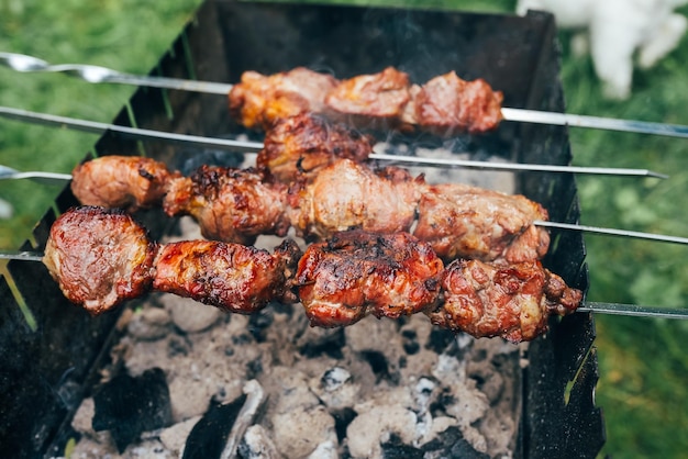 Fleisch auf Holzkohle-Schaschlik-Grill Nahaufnahme