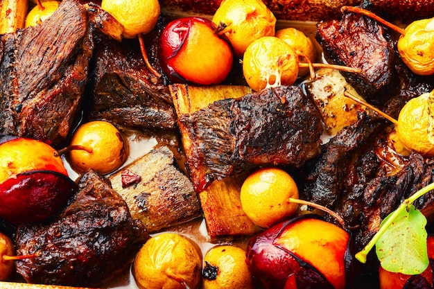 Fleisch auf Rippchen mit Früchten, Makro