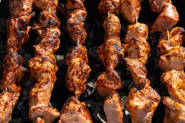 Fleisch auf Spießen Draufsicht. Schweinekebab