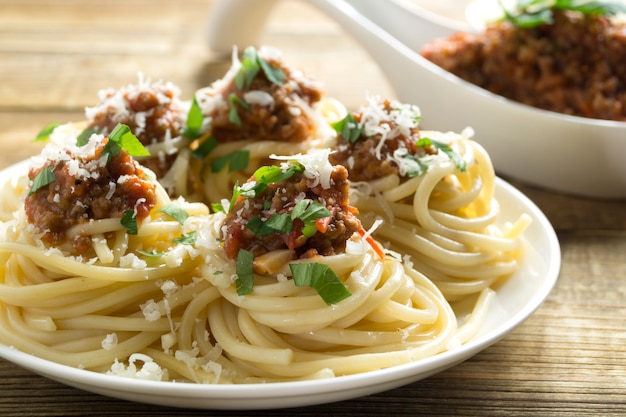 Fleisch Bolognese Sauce mit Spaghetti auf einem Holztisch