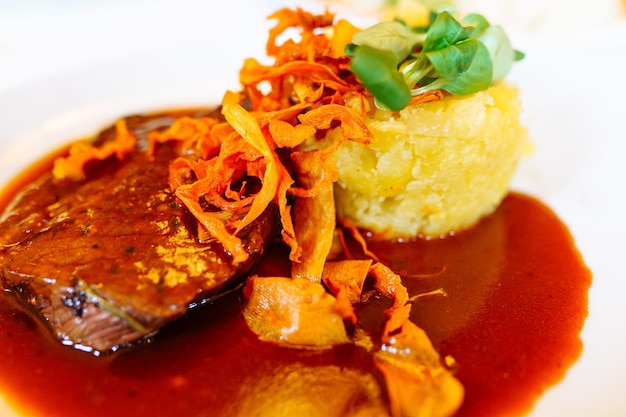 Fleisch Burgunder Boeuf Bourguignon mit Kartoffelpüree garnieren