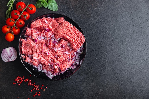 Fleisch gehackter roher Schweinefleisch-Rindfleisch-Snack auf dem Tisch Kopienraum Essen