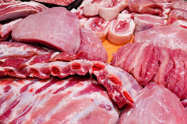 Fleisch im vollen Rahmen zum Verkauf auf dem Markt