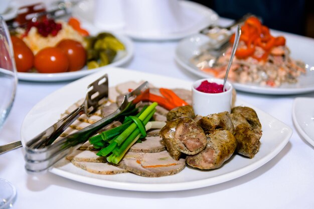 Fleisch in einem weißen Teller auf dem Tisch