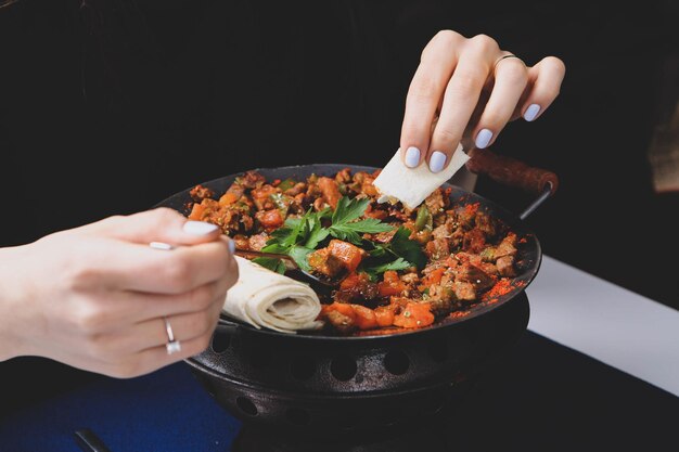 Fleisch in traditioneller Pfanne anbraten Sac kavurma Türkisches Essen