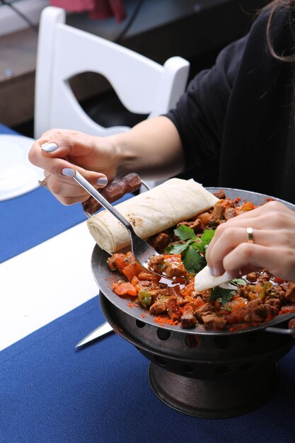 Fleisch in traditioneller Pfanne anbraten Sac kavurma Türkisches Essen