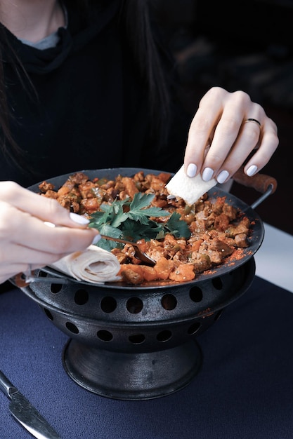 Fleisch in traditioneller Pfanne anbraten Sac kavurma Türkisches Essen