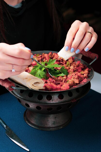 Fleisch in traditioneller Pfanne anbraten Sac kavurma Türkisches Essen