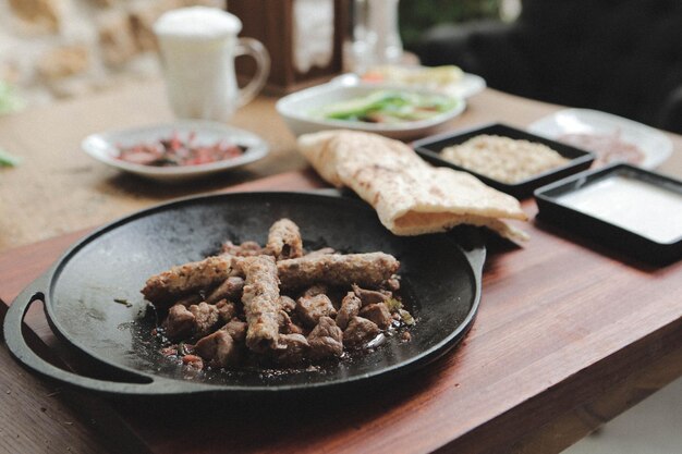 Fleisch in traditioneller Pfanne anbraten - Sac Kavurma, türkisches Essen