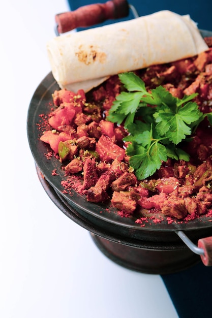 Fleisch in traditioneller Pfanne anbraten Sac kavurma Türkisches Essen