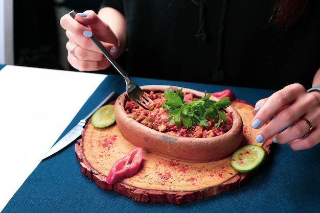 Fleisch in traditioneller Pfanne anbraten Sac kavurma Türkisches Essen