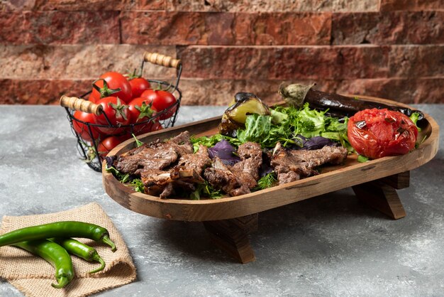 Fleisch Kabab mit gemischtem Gemüse